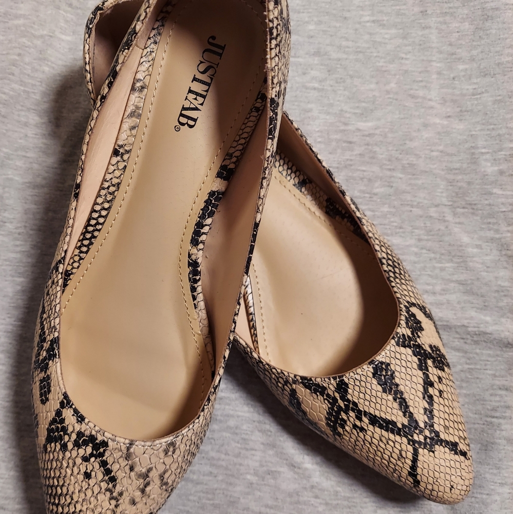 Woman flat shoe with snake skin print - Picture 2 of 4
